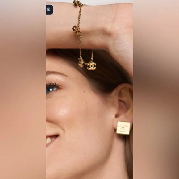 /traded/Chanel Matelasse CC Charm Bracelet in Gold Tone - Picture 3 of 16